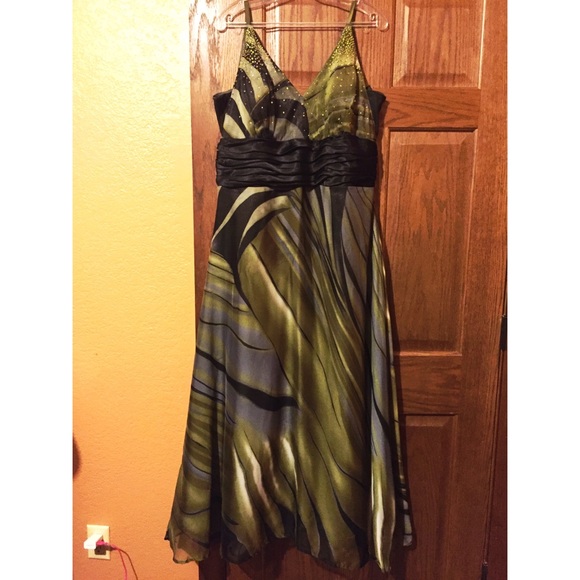 Gorgeous Green Gown - Picture 1 of 4